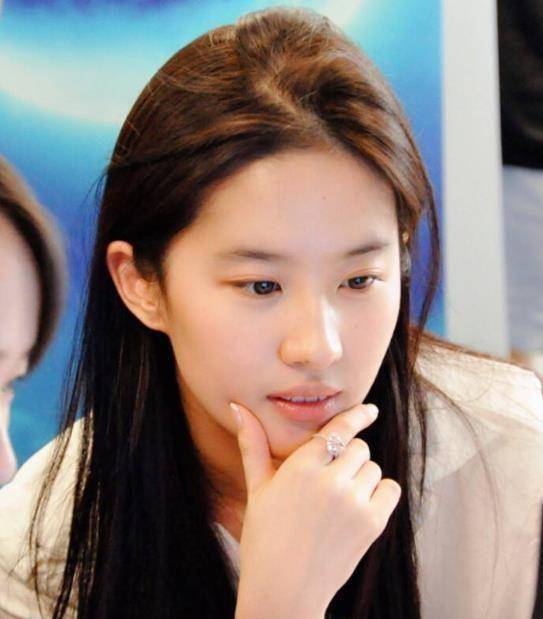 原创30多岁的刘亦菲皮肤美得像18放大脸部近照这颜值我服了