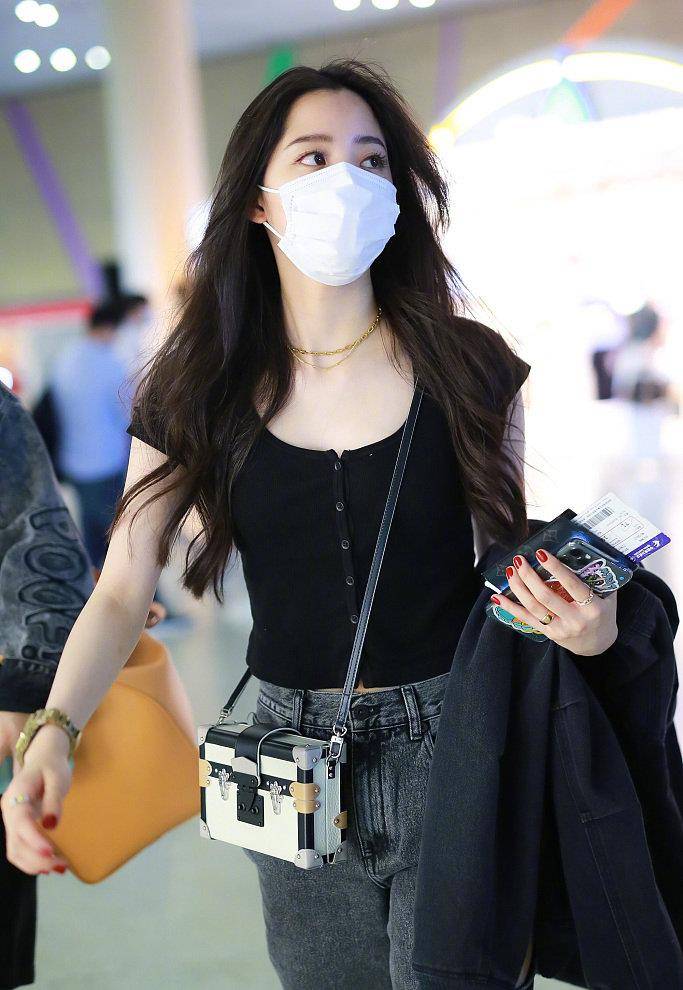 原创酷潮小妹欧阳娜娜上线破牛仔裤彰显独特个性