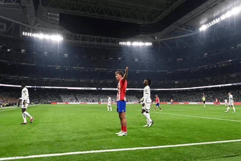 为什么皇马的球场顶棚在对曼城时关闭?这会产生什么?_