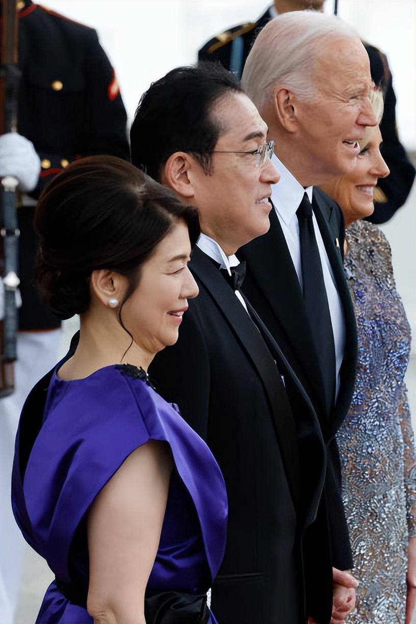 原创拜登女儿孙女参加国宴好闪耀第一千金穿复古裙很美不输伊万卡