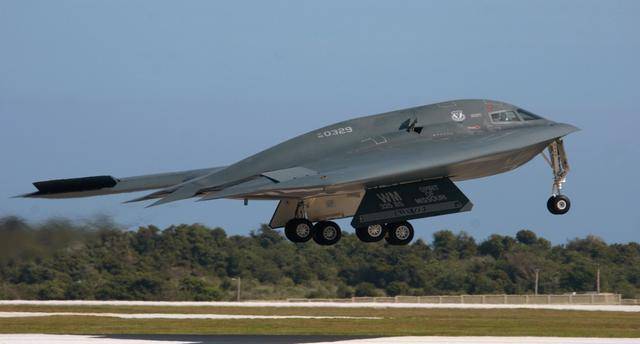 美国b2轰炸机真有传说中的那么强吗今天就由里到外的分析一下