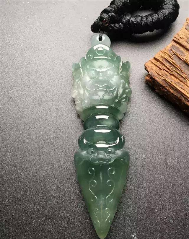 但是近看可以发现,上面刻着三个佛教头像,这件法器的原型就是藏传佛教