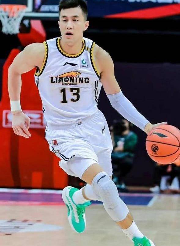 郭艾伦还是拒绝签约,周鹏暴露了离开广东的内幕,廖篮死团_球迷_篮球场