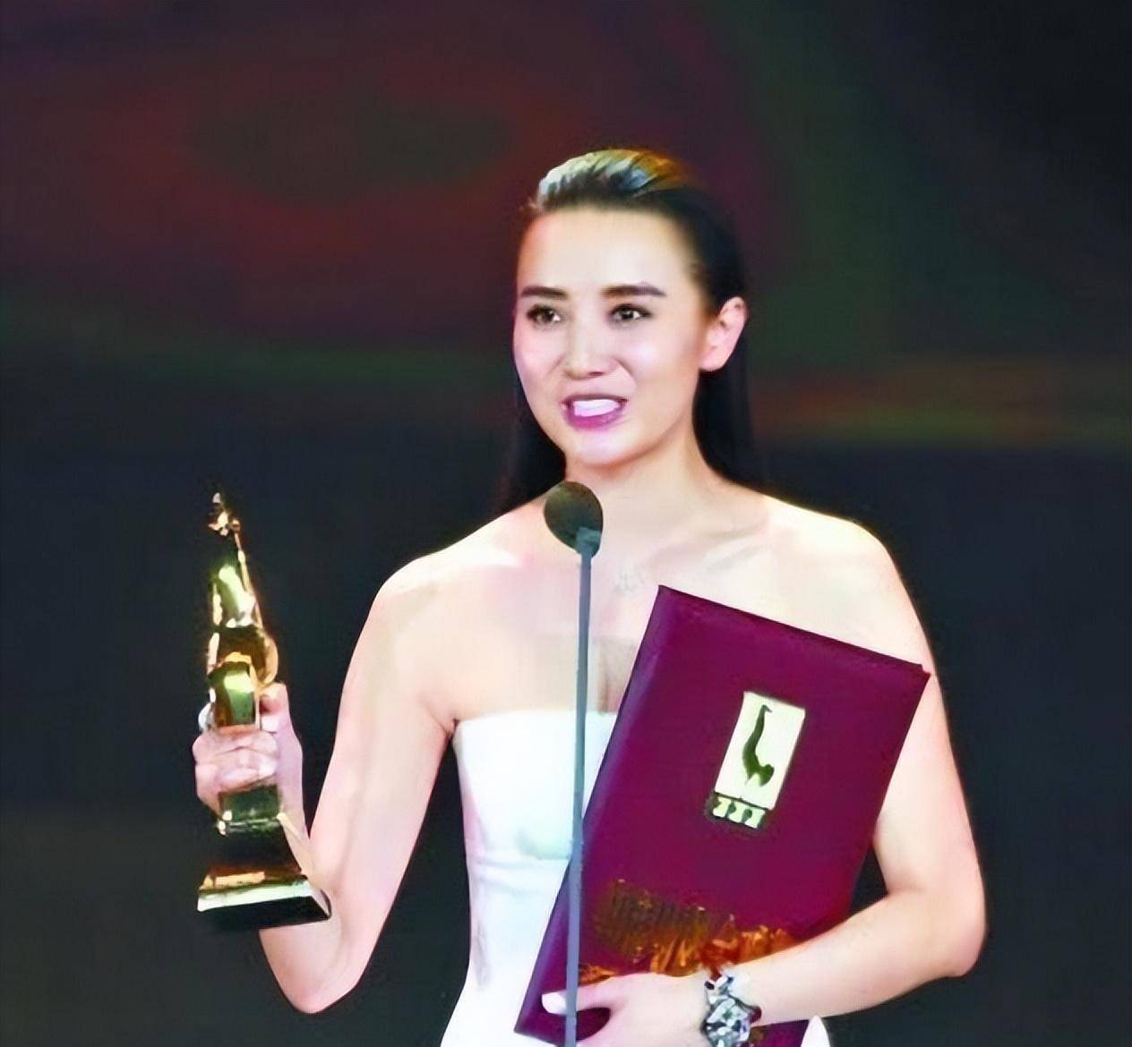原创当初与谌龙相恋与张俪高调官宣41岁未婚小宋佳真的敢爱敢恨吗