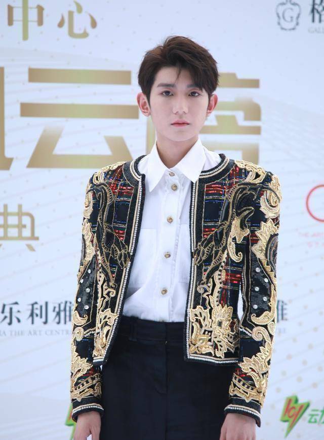 原创东方风云榜红毯王源穿刺绣装孟美岐刘宇宁时代少年团各有特色