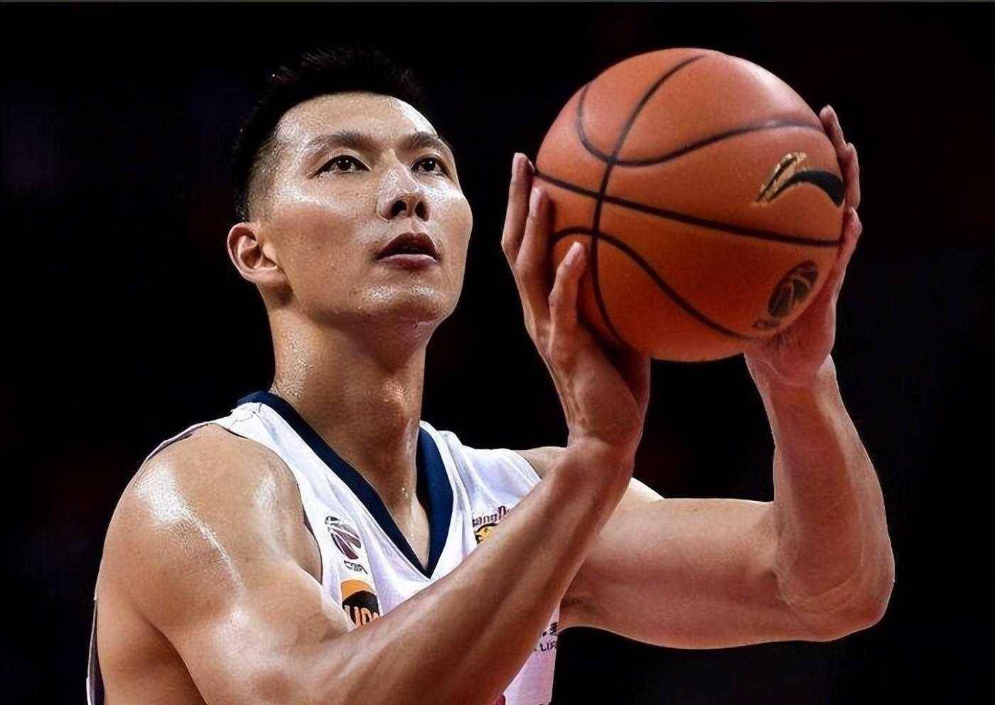 cba"最美"老板娘,身价40亿给易建联亿元合同,后背纹身显_吴迪_篮球