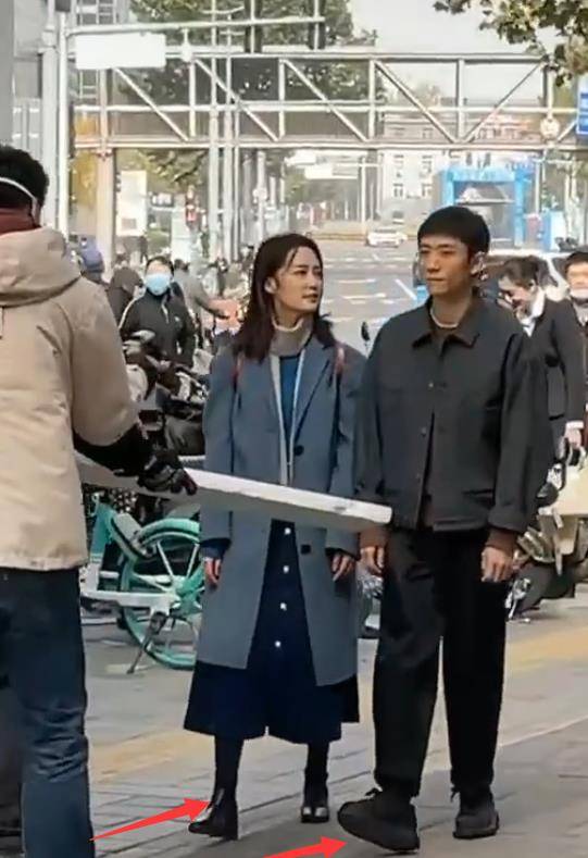 偶遇李沁张一山拍戏路人视角下身高引热议确定相差10公分