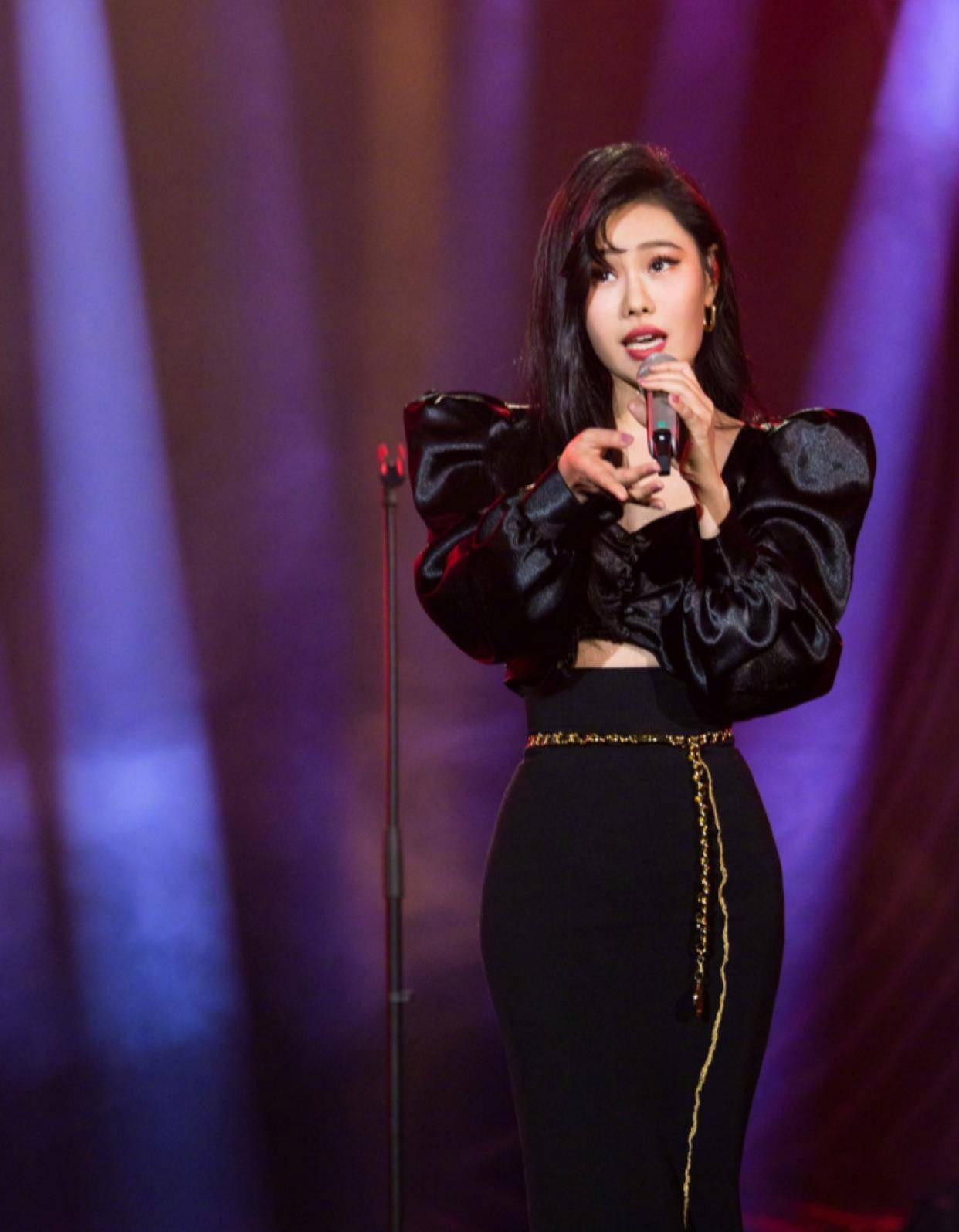 歌手预告照来袭华晨宇挑战裙裤酷炫黄霄云花朵纱裙优雅