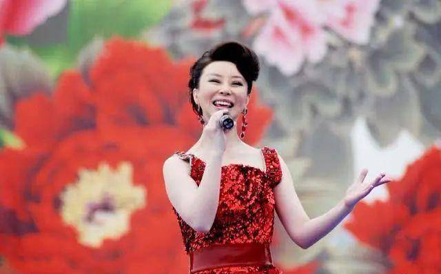 原创曾9次上舞台被称民歌天后为爱嫁大37岁富商今47岁成为路人