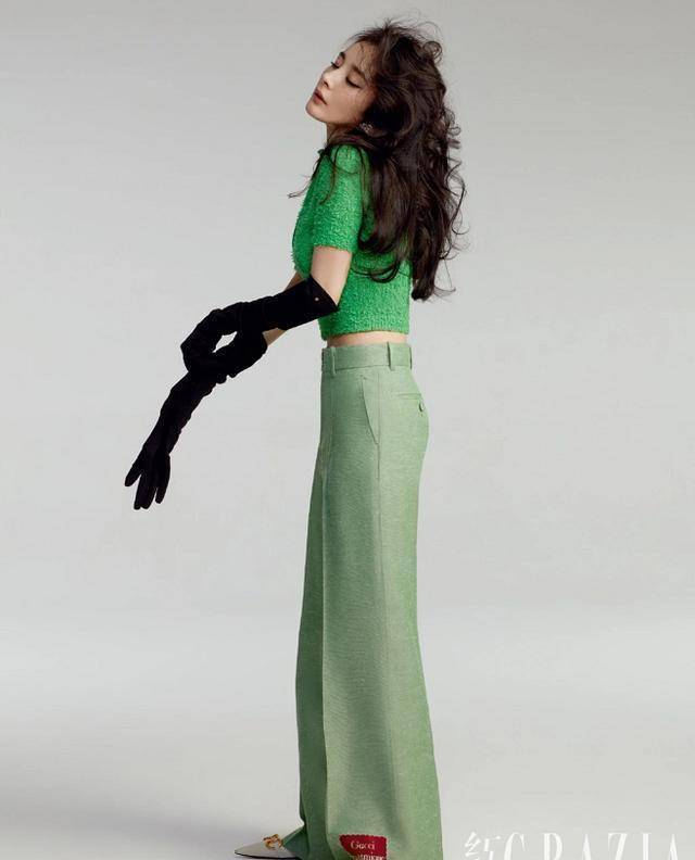 原创封面女王杨幂穿金银丝线连衣裙配香芋紫手套造型超时髦