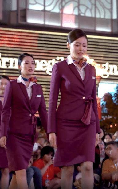 李沁和张天爱同穿空姐服走路扭胯那一刻谁身材更好一目了然