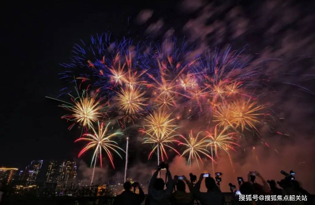 第一组烟花绽放出"2024""新年好"字样,飞龙腾空,花火爆燃,如鼓声嘹亮