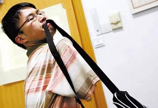 我国首位残疾人博士后9岁失去双臂艰难苦练写得一脚好字