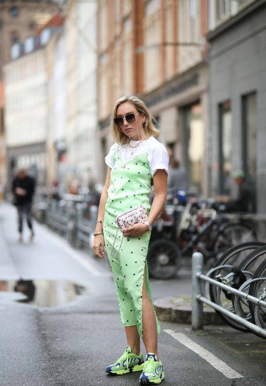 原创荧光色横行2022夏季穿搭参考街拍达人12个荧光造型贴士