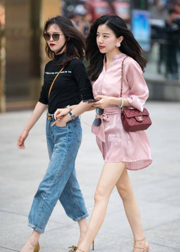 原创粉色包臀裙搭配尖头高跟鞋满足你的少女心展现霸气十足的时尚