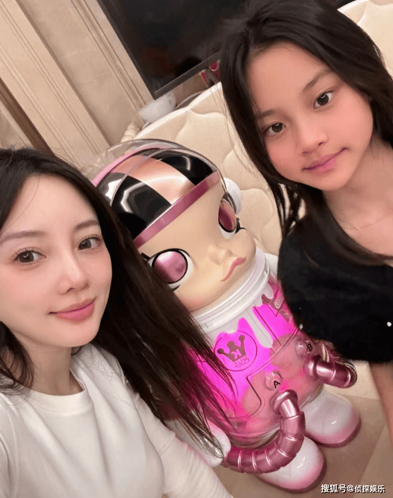 甜馨送爸爸特制奖杯:世界上最好爸爸_女儿_李小璐_开心