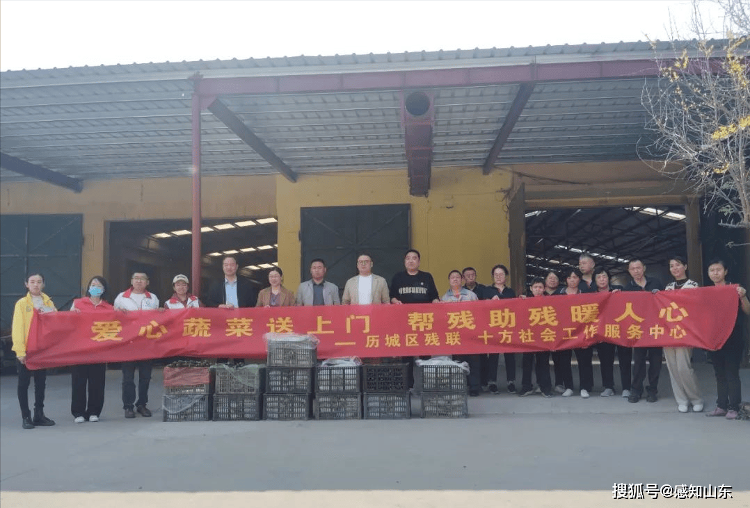活动中,残联工作人员和志愿者为济南德鑫塑料制品有限公司残疾人就业