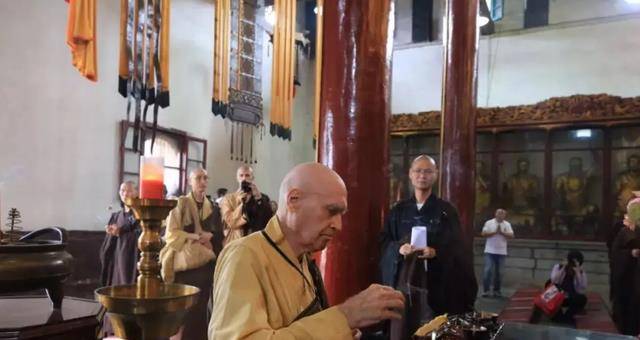 一个正统血脉的美国人,甚至还是语言硕士种种身份在他皈依佛教的那一