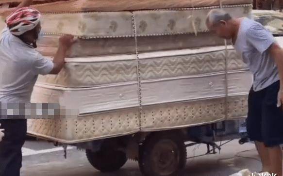 原创广东深圳大叔小区收近千张床垫床垫厂的阴谋暴露又被割韭菜了