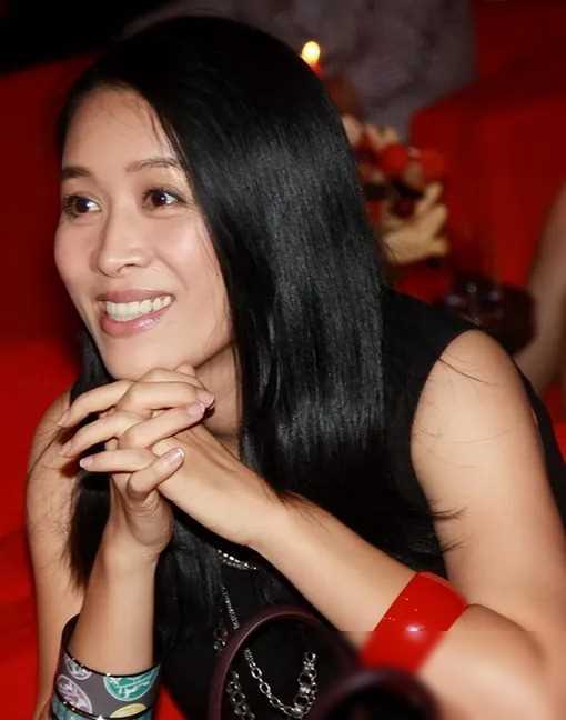 原创消失九月那英终露面52岁复出方式惊人令人脊背发凉