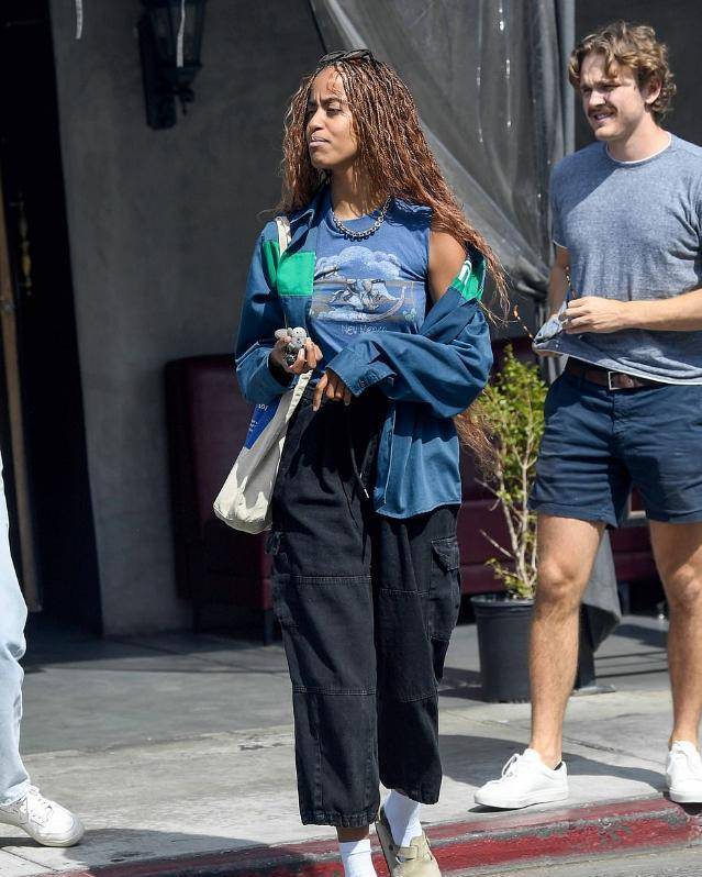 原创奥巴马大女儿23岁了改新造型出街真空吊带加脏辫非洲感十足