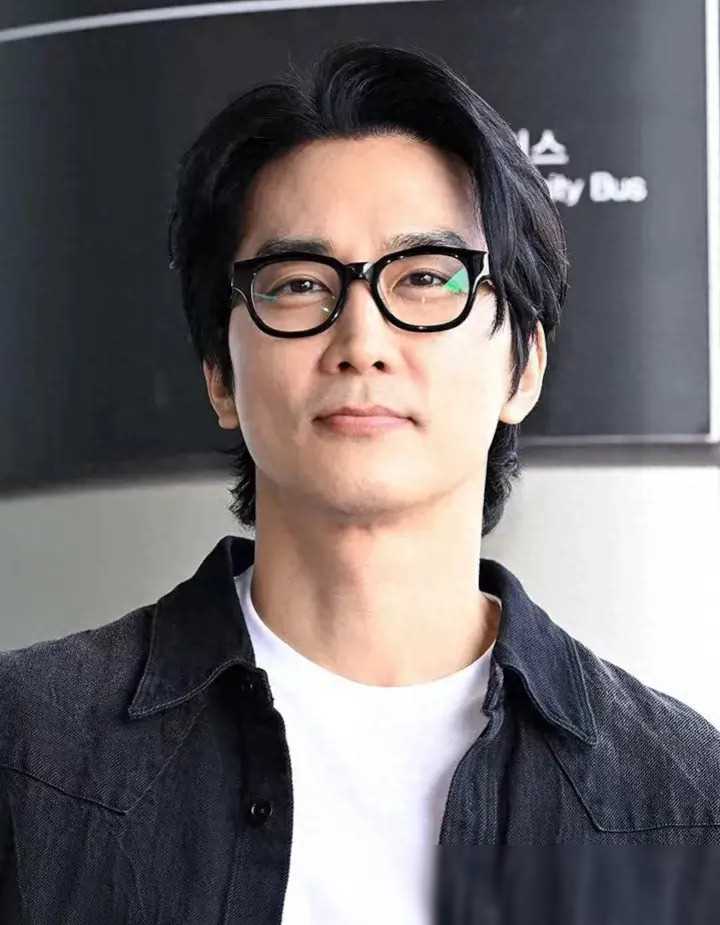 宋承宪略显老态,法令纹明显;刘亦菲保养得宜,岁月难侵