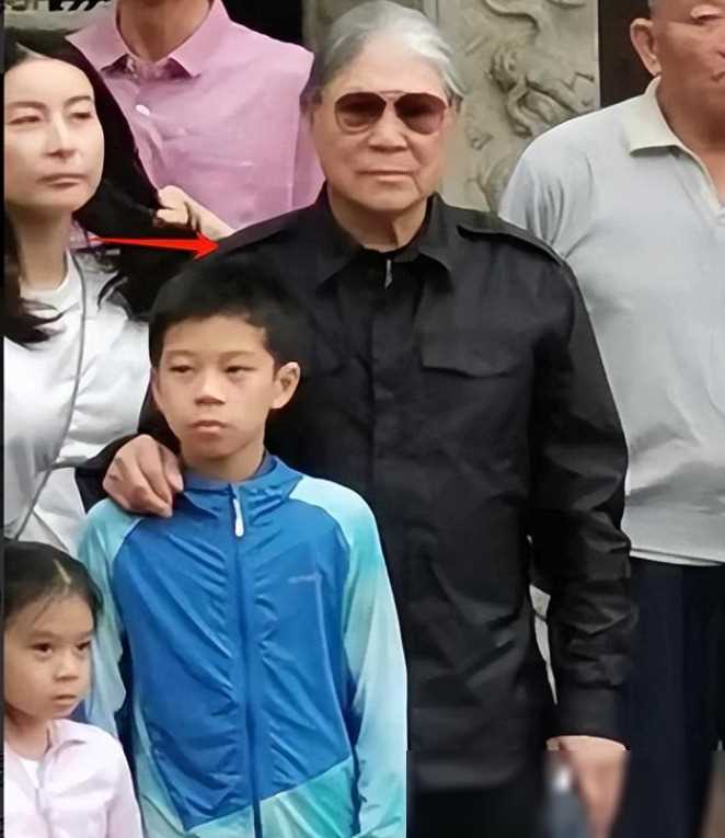 原创霍家清明扫墓都穿运动服霍中曦身高惊人个头已到妈妈肩膀