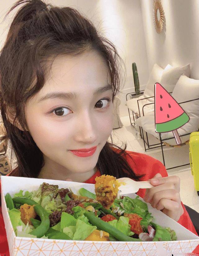 原创关晓彤七夕不跟鹿晗撒糖扎冲天辫捧美食扮萌吃营养餐不浪费