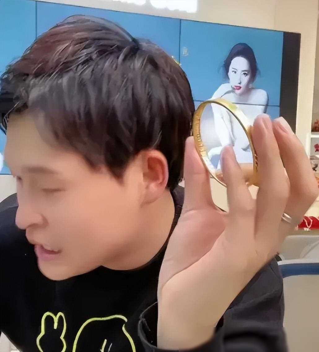 网红小沈龙直播出意外3万元金手镯误改3999上架亏损超过