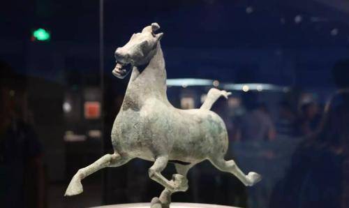 甘肃村民挖防空洞发现一文物郭沫若稀世珍宝送到北京去展览