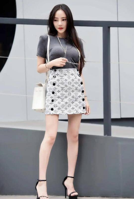 原创恬静美女驾驭高腰半身裙毫无压力彰显迷人魅力