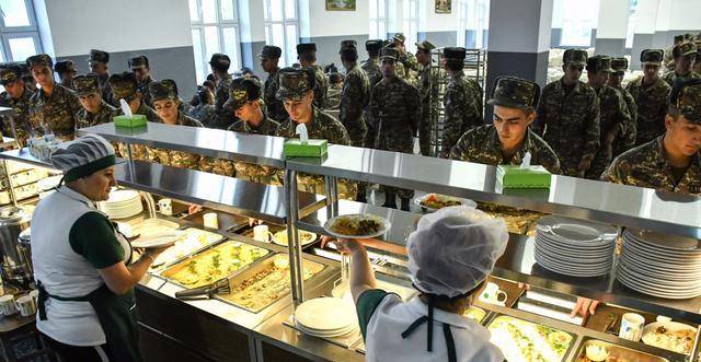 各国部队日常伙食吃什么？对于如今中国军人伙食，你认为排第几？