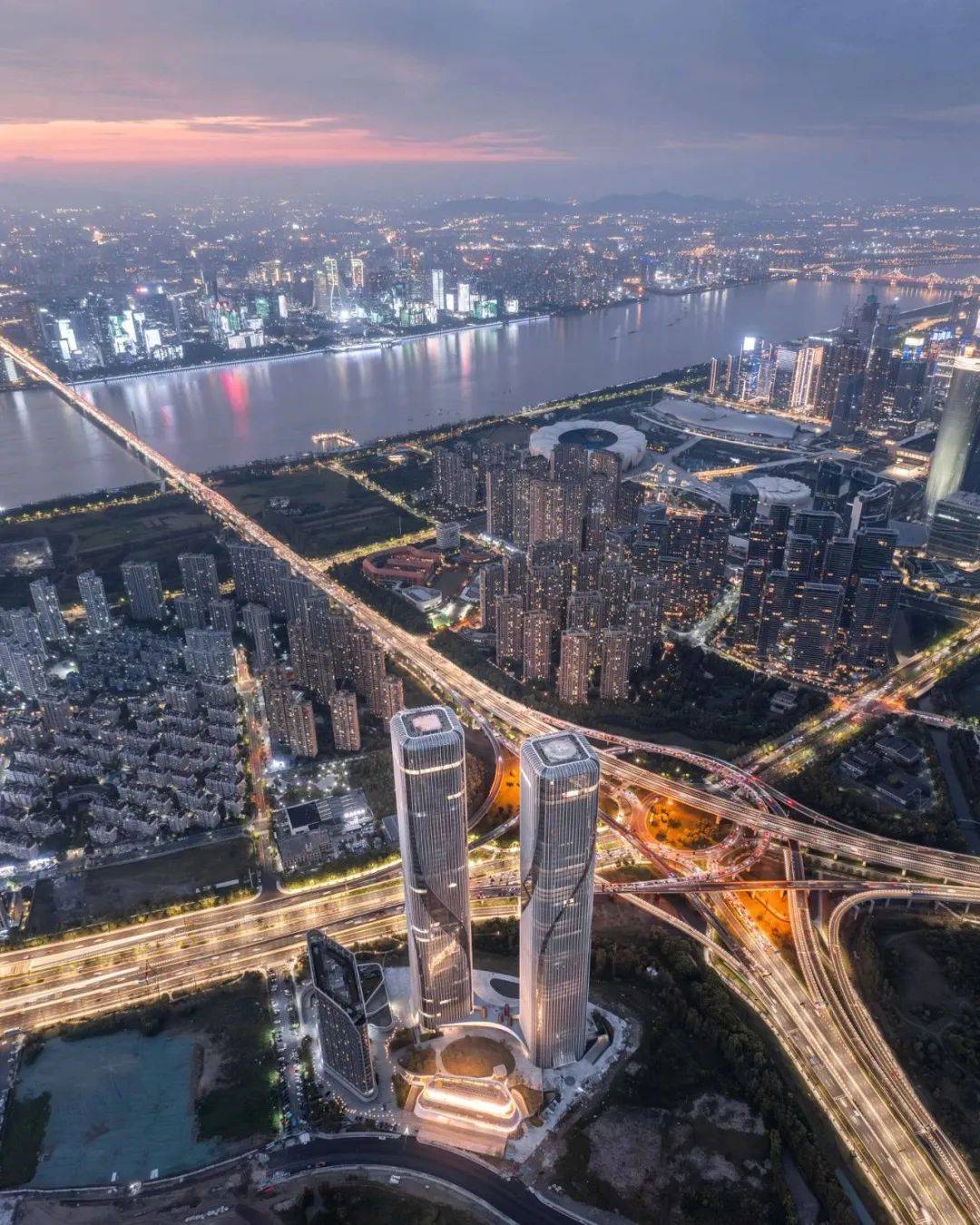 世茂智慧之门272米地标双子塔纵览约8公里江岸景观杭州超甲级现房写字