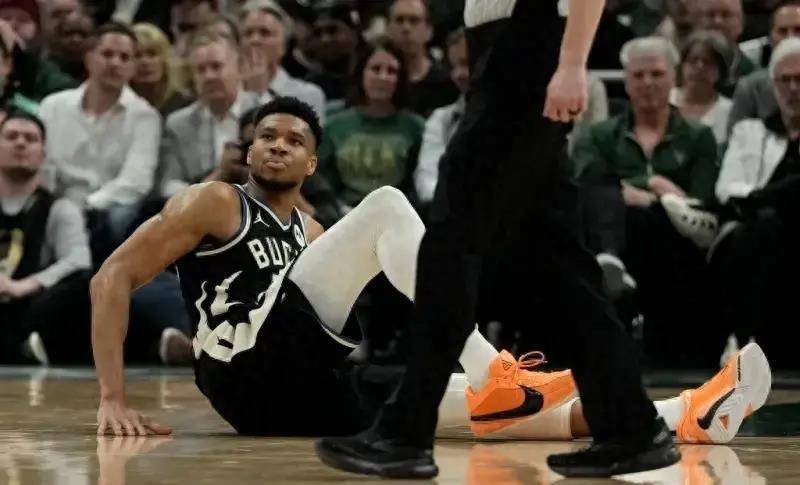 原创字母哥无碰撞倒地与当年kd的情况相似左小腿伤情曝光