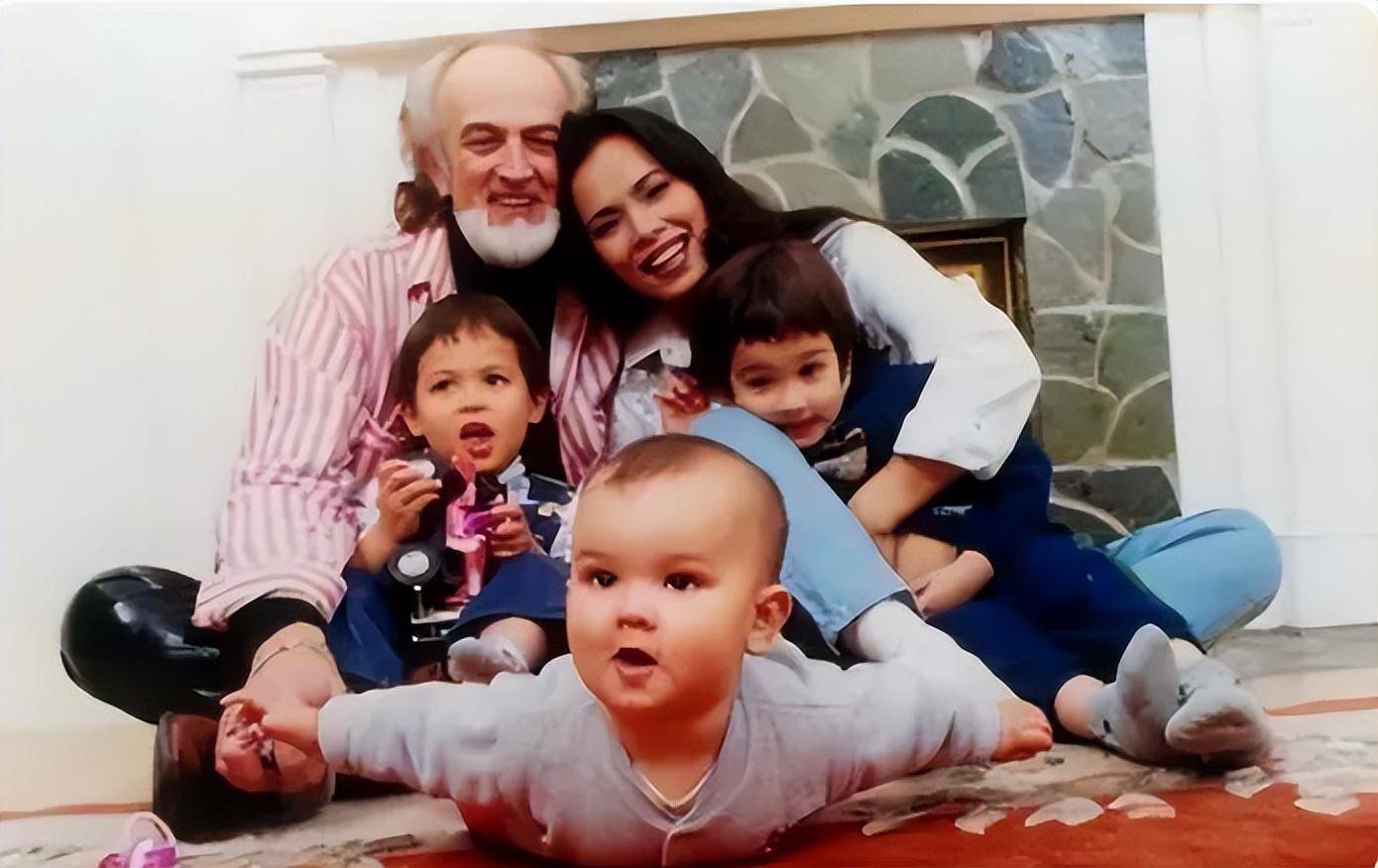 原创60岁韦唯晒三人照面色红润状态好被疑交新男友儿子阳光帅气