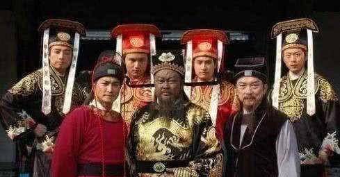 在开封府不管身份高下,只要是伤人害民之徒,哪怕是皇亲国戚,包拯都能