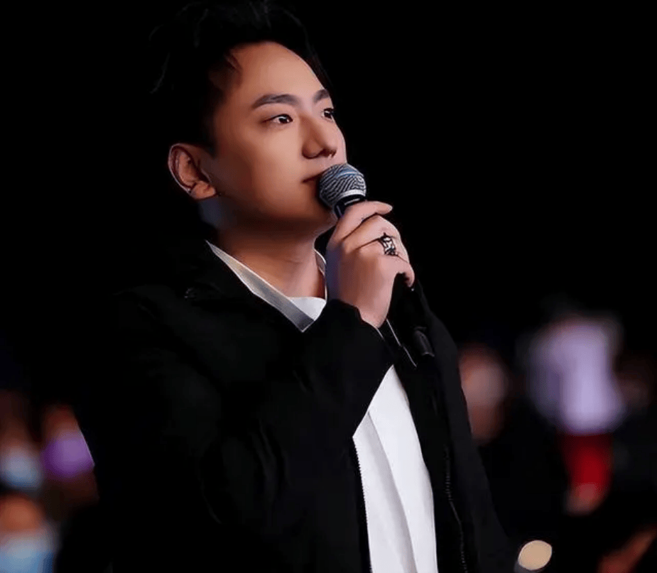 海来阿木25岁出道31岁登上春晚离异又丧女再婚后终获幸福