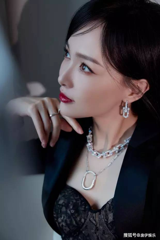 原创唐嫣日本活动造型惊艳黑裙配西装优雅性感笑容迷人