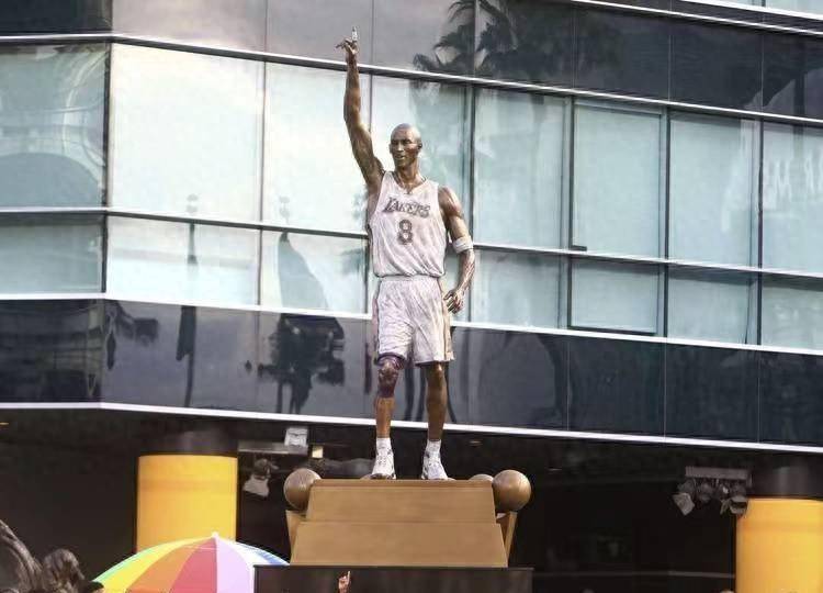 原创科比81分雕像更正完成那时他不是穿24号