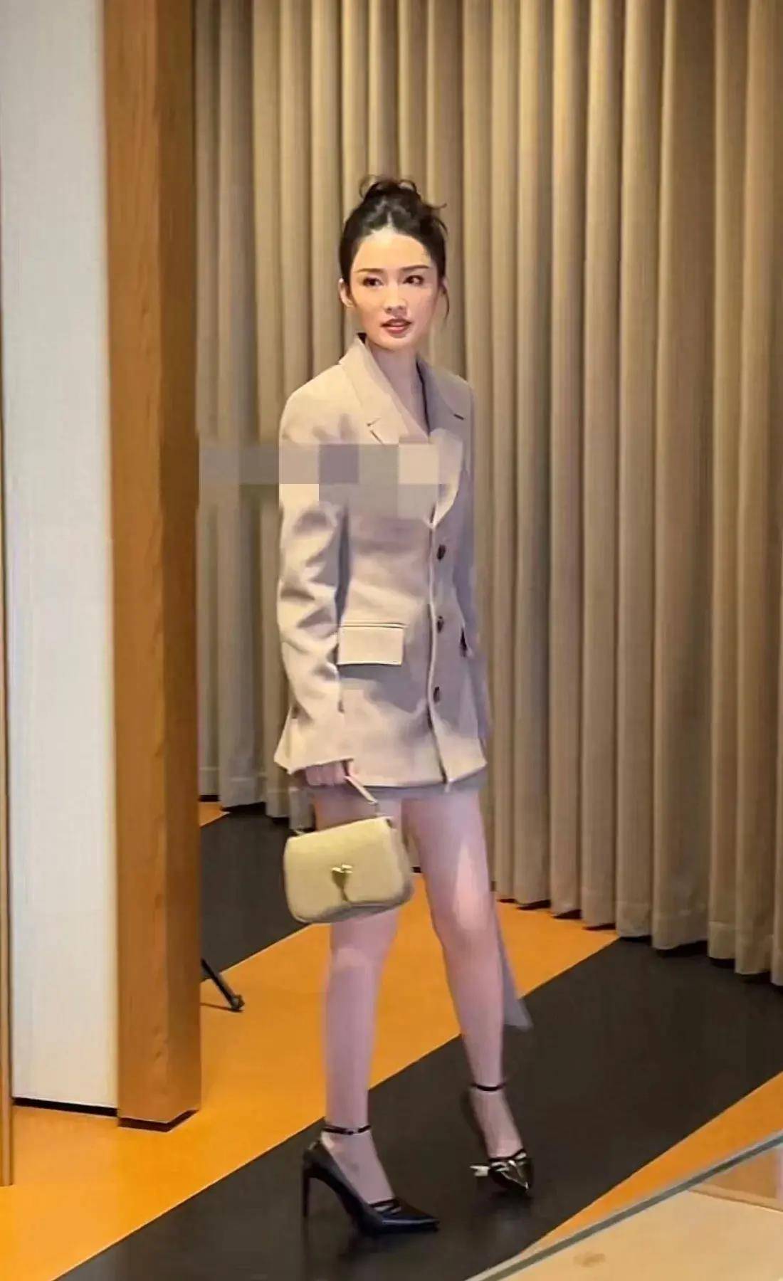 这一天,被李沁惊艳到,不戴首饰不穿暴露礼服,才知啥叫红气养人