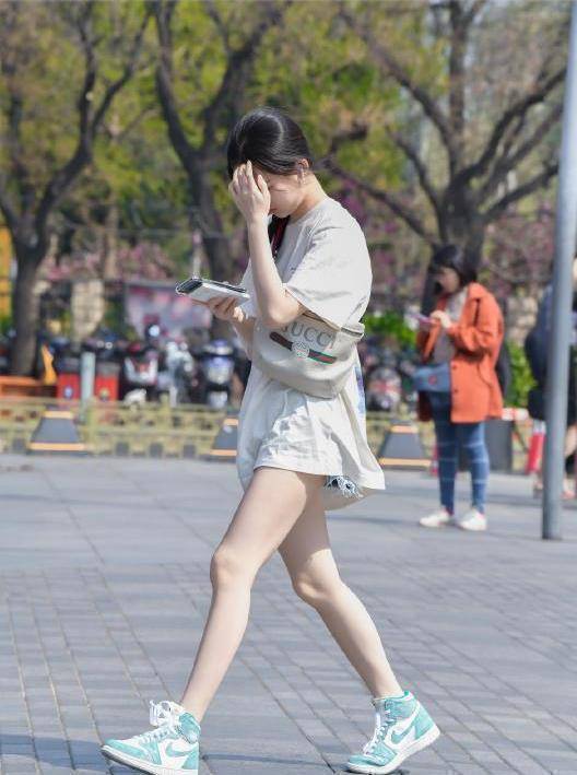 原创长款白色t恤搭配牛仔短裤青春靓丽活泼可爱