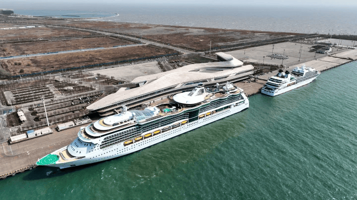 天津国际邮轮母港今年首次双轮同靠