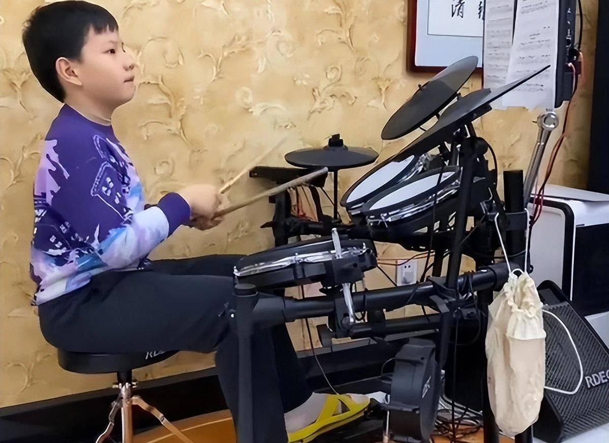 女儿姬关花6岁,性格开朗,是家中最受欢迎的孩子.