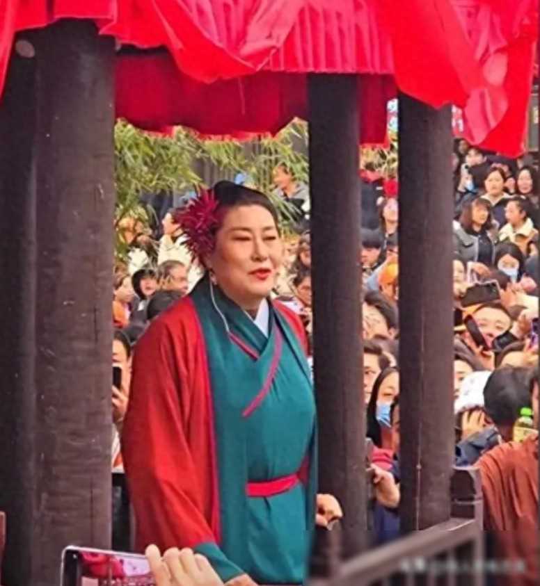 原创王婆说媒换人后风格大变边玉洁颠覆形象张口荤段子引争议