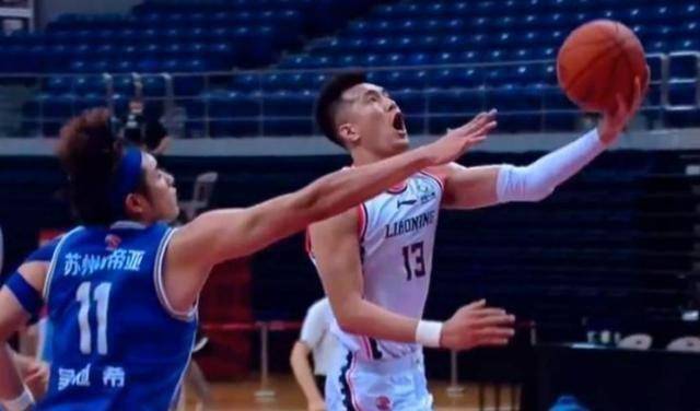 对手受伤辽宁悍将上前安慰各种崴脚哈达迪坐着担架车离开