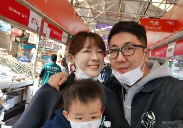 李艾一家三口逛菜市场灯泡在妈妈怀里乱蹦夫妻紧挨秀恩爱超甜