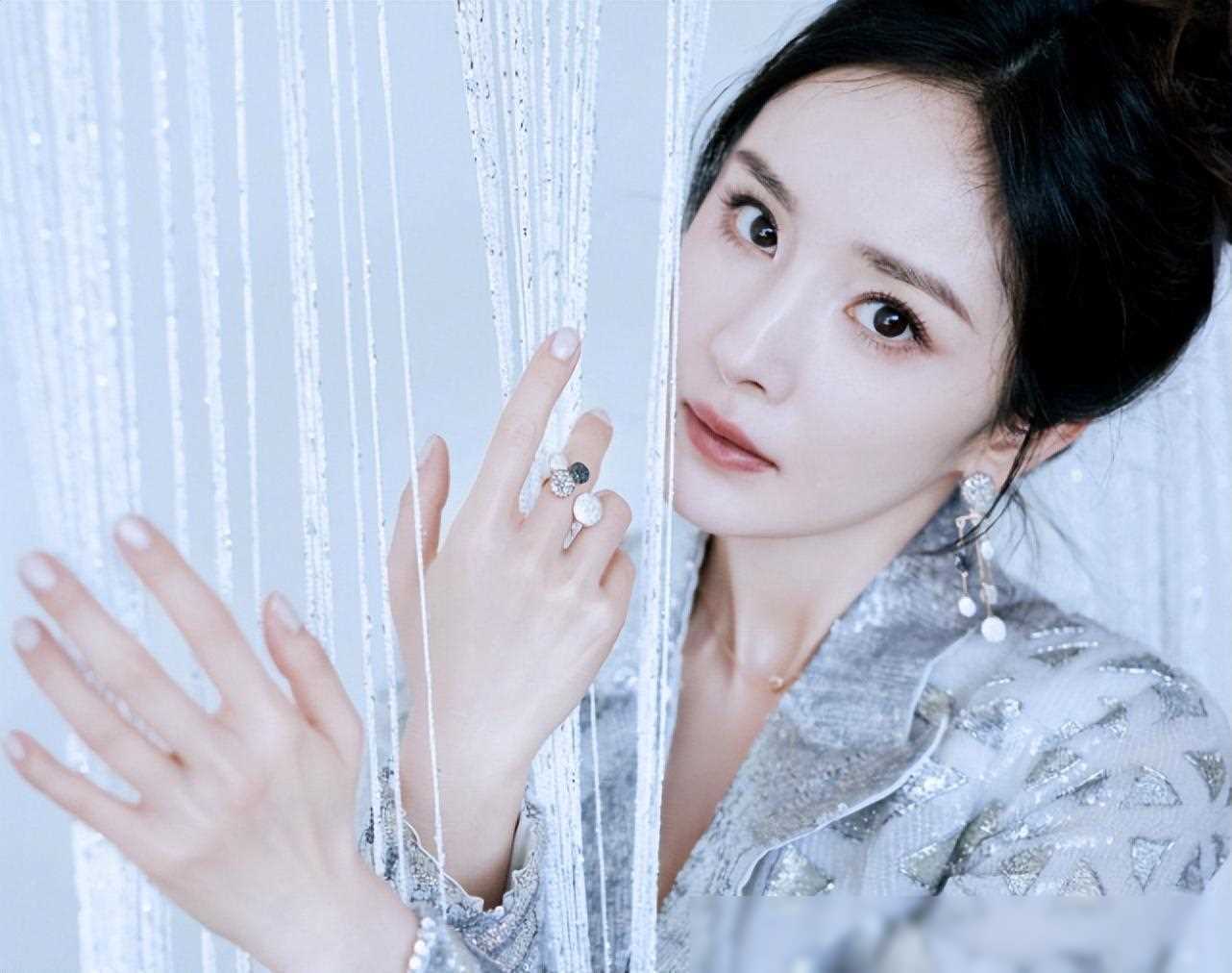 著名导演公开示爱杨幂豪车别墅邀约引热议