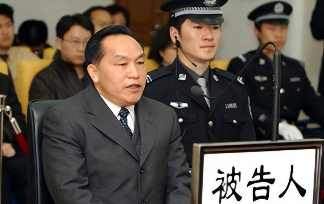 经过审查,确定了除了李嘉廷一家三口的受贿事实外,还有徐福英的受贿