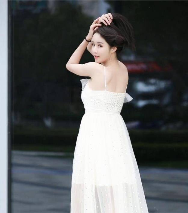 原创白色连衣纱裙搭配粉色高跟鞋温婉柔顺从容优雅