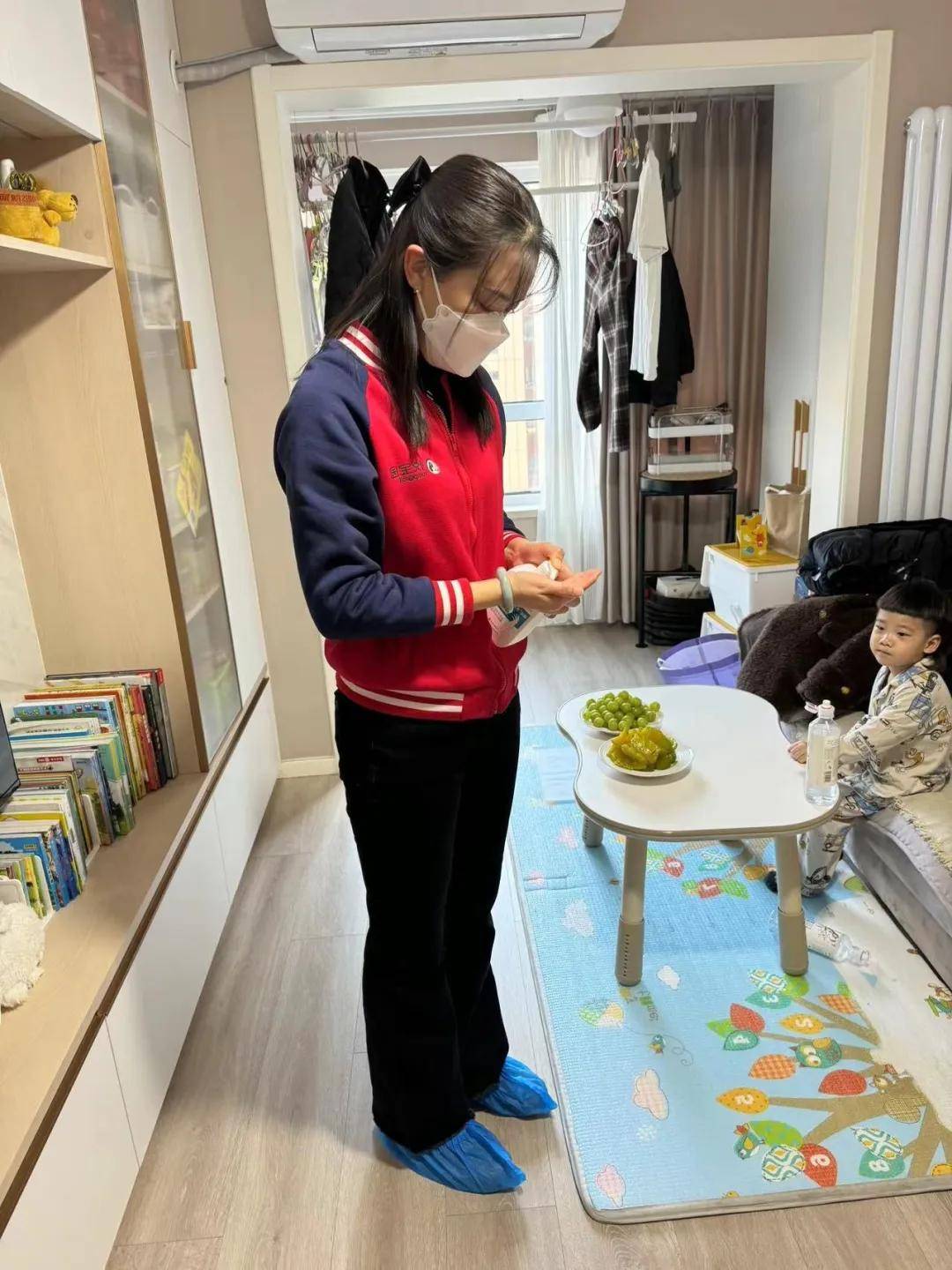 1,穿戴好一次性鞋套 2,用酒精喷雾消毒双手 3,佩戴好口罩 4,坐沙发前